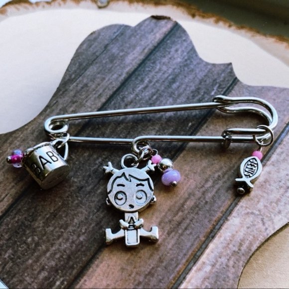 Baby girl 👧🏻 announcement pin brooch - Picture 2 of 15